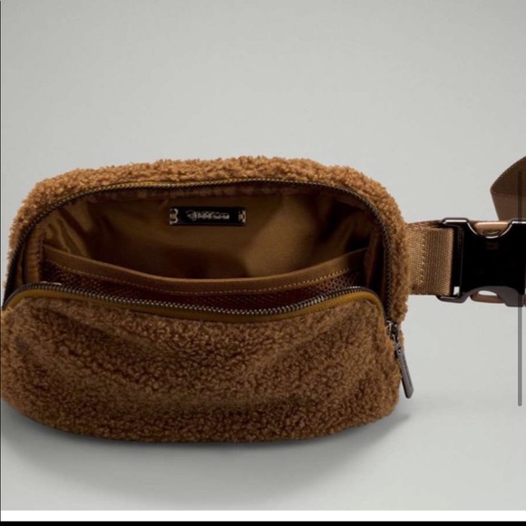 Lululemon Everywhere Belt Bag SOLD OUT - Picture 3 of 5